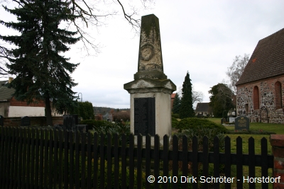 Die Gedenkstätte für die Gefallenen des Ersten Weltkrieges auf dem Friedhof in direkter Nachbarschaft der Kirche in Schleesen