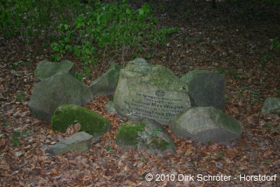 Der Gedenkstein für die beiden im Ersten Weltkrieg gefallenen Söhne des Wirtes Wiegleb aus Vockerode im Waldpark Sieglitzer