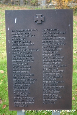 Gedenktafel an die Gefallenen des Zweiten Weltkrieges auf dem Friedhof in Oranienbaum