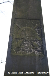 Die Stele des Kriegerdenkmals in Horstdorf