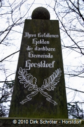 Die Stele des Kriegerdenkmals in Horstdorf
