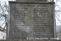 Tafel mit den Namen der Gefallenen auf der Gedenkstätte in Wörlitz