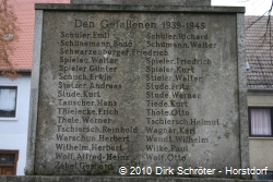 Tafel mit den Namen der Gefallenen auf der Gedenkstätte in Wörlitz