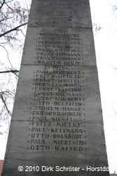 Tafel mit den Namen der Gefallenen auf der Gedenkstätte in Wörlitz