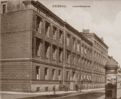 Die Leopoldskaserne in Dessau in einer Aufnahme um 1900