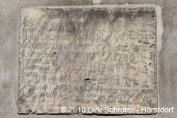 Erinnerungsplakette von 1780 im Innenhof des Rathauses zu Dessau