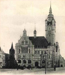 Das Rathaus in Dessau mit Jubeldenkmal