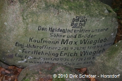 Ein Gedenkstein für zwei im Ersten Weltkrieg gefallenen Söhne des Wirtes Wiegleb aus Vockerode im Waldpark Sieglitzer