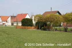 Blick zum Kriegerdenkmal auf dem Dorfplatz in Gohrau