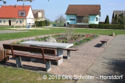 Sitzm&ouml;glichkeit auf dem Dorfplatz in Gohrau
