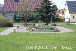 Liebevoll gerstalteter Pumpenplatz auf dem Dorfplatz in Gohrau