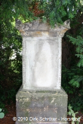 Das Grabmal von Pfarrer Lippold auf dem Friedhof in Horstdorf