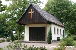 Die Trauerhalle auf dem Friedhof in Horstdorf