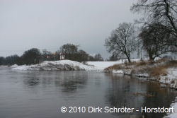Blick von der Elbe zum Pegel und zum Hafen in Vockerode.