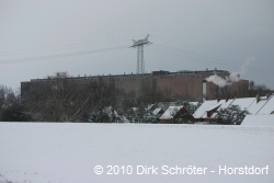 Blick vom Elbdamm zum Kraftwerksgeb&auml;ude in Vockerode.