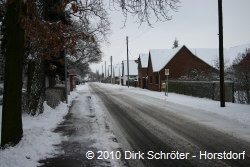 Blick in die winterliche Lindenstra&szlig;e in Horstdorf.