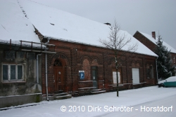 Der ehemalige Kultursaal der LPG in Kakau diente bis 1990 als Konsumverkaufsstelle und steht am Neujahrstag 2010 leer.