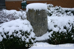Der Meilenstein in Kakau am Neujahrstag 2010