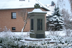 Das Kriegerdenkmal in Kakau am Neujahrstag 2010