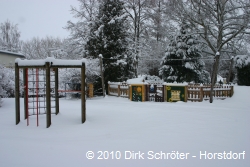 Der Spielplatz der Kita Rappelkiste in Horstdorf liegt am Neujahrstag 2010 ruhig in der idyllischen Winterlandschaft.
