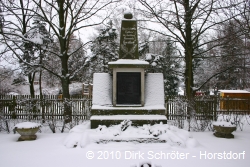 Das Kriegerdenkmal in Horstdorf am Neujahrstag 2010