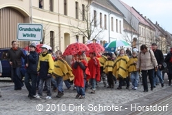 Die Grundschule W&ouml;rlitz beim Fr&uuml;hlingserwachen 2010 in W&ouml;rlitz
