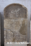 Gedenkstätte zur Erinnerung an den Jüdischen Friedhof in Wörlitz - ein wieder zusammen gesetzter Grabstein