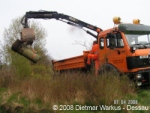 Der Meilenstein in Coswig bei der Bergung durch die Straßenmeisterei