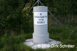 Der Meilenstein an der Autobahnabfahrt A9 Köselitz