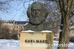 Karl Marx Büste auf dem Theatervorplatz in Dessau.
