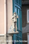 Sandsteinfigur des Dessauer Originals Hobusch über der Gaststätte Hobusch-Eck