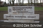 Gedenkstein f&uuml;r die Gefallenen des PGR 33 / IR 93 auf dem Ehrenfriedhof in Dessau