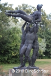 Das Denkmal "Der Frieden trägt das Leben" von Bernd Göbel auf dem Friedensplatz in Dessau