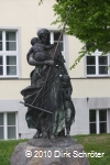 Das Denkmal "Heimkehr vom Felde" wurde 1912 zumm 700 jährigen Bestehen Anhalts als Bronzeplastik in der Schillerstraße in Dessau errichtet.