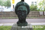 Büste Rosa Luxemburg vor der Schule in der Mariannenstraße in Dessau
