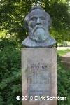 Büste des Dessauer Arbeiterführers Friedrich Polling (1818-1886) im Pollingpark in Dessau
