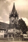 Das Jubeldenkmal auf dem Markt in Dessau in einer historischen Aufnahme.