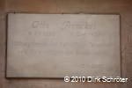 Die Gedenkplakette für Otto Frenckel im Innenhof des Rathauses zu Dessau