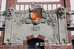 Das Dessauer Stadtwappen von 1907 im Innenhof der Stadtschwimmhalle in Dessau