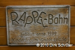 Das Typenschild der Rappelbahn auf dem Spielplatz der Kindertagest&auml;tte Horstdorf