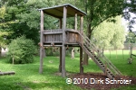 Spielturm auf dem Naturspielplatz der Kindertagesst&auml;tte Rappelkiste in Horstdorf