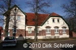 Das ehemalige Schulgeb&auml;ude beherbergt heute die Kindertagesst&auml;tte Rappelkiste genutzt.
