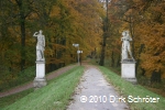 Am östlichen Eingang des Sieglitzer Waldparks begrüßen die Statuen von Diana und Apollo die Besucher aus Richtung Vockerode