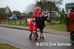 Der Umzug der Weihnachtsmänner am 24. Dezember 2005 in Horstdorf