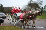 Der Umzug der Weihnachtsmänner am 24. Dezember 2005 in Horstdorf