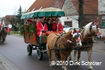 Der Umzug der Weihnachtsmänner am 24. Dezember 2005 in Horstdorf