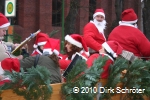 Der Umzug der Weihnachtsmänner am 24. Dezember 2006 in Horstdorf