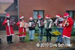 Der Umzug der Weihnachtsmänner am 24. Dezember 2007 in Horstdorf - Frau Räder von der Musikschule Fröhlich