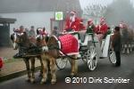 Der Umzug der Weihnachtsmänner am 24. Dezember 2007 in Horstdorf