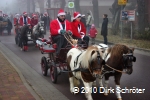 Der Umzug der Weihnachtsmänner am 24. Dezember 2007 in Horstdorf